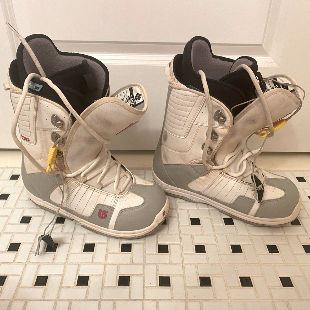 Burton women size 10 snowboard boots